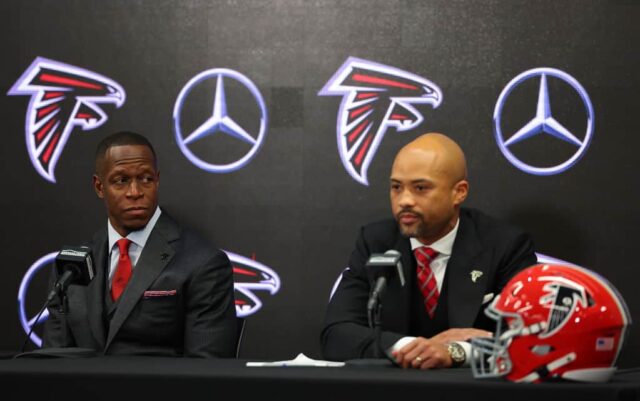O gerente geral Terry Fontenot do Atlanta Falcons fala à mídia enquanto Raheem Morris é apresentado como o técnico principal do Atlanta Falcons no Mercedes-Benz Stadium em 5 de fevereiro de 2024 em Atlanta, Geórgia. 