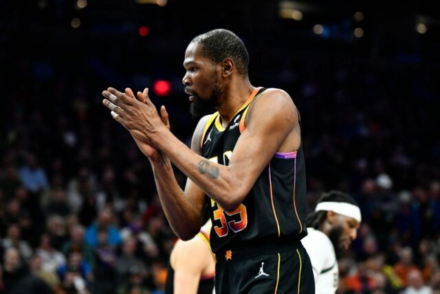 Kevin Durant #35 do Phoenix Suns reage durante a segunda metade do jogo da NBA contra o Milwaukee Bucks no Footprint Center em 6 de fevereiro de 2024 em Phoenix, Arizona.