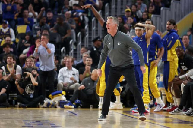 O técnico do Golden State Warriors, Steve Kerr, grita para seu time durante o jogo contra o New York Knicks no primeiro tempo no Chase Center em 18 de março de 2024 em San Francisco, Califórnia.