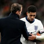 Gareth Southgate conversa com Jude Bellingham durante amistoso internacional entre Inglaterra e Brasil