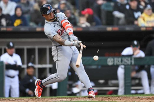 Javier Baez, nº 28 do Detroit Tigers, quebra seu bastão na nona entrada do jogo do dia de abertura contra o Chicago White Sox no Guaranteed Rate Field em 28 de março de 2024 em Chicago, Illinois. 