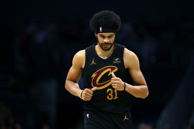 Jarrett Allen, nº 31 do Cleveland Cavaliers, observa durante o segundo tempo do jogo contra o Charlotte Hornets no Spectrum Center em 27 de março de 2024 em Charlotte, Carolina do Norte.