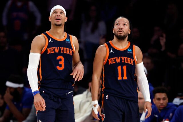 Josh Hart #3 acompanha Jalen Brunson #11 do New York Knicks durante o segundo tempo contra o Sacramento Kings no Madison Square Garden em 4 de abril de 2024 na cidade de Nova York.  Os Knicks venceram por 120-109.