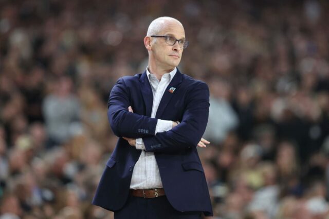 O técnico Dan Hurley, do Connecticut Huskies, assiste ao primeiro tempo contra o Purdue Boilermakers durante o jogo do Campeonato Nacional do Torneio Nacional de Basquete Masculino da NCAA no State Farm Stadium em 8 de abril de 2024 em Glendale, Arizona.