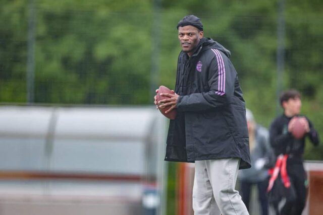 Lamar Jackson lidera a 'Flag Clinic' no FC Bayern Campus em 21 de abril de 2024 em Munique, Alemanha. 