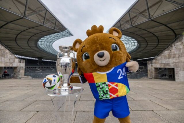 Troféu e mascote do Euro 2024