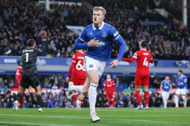 Jarrad Branthwaite, do Everton, comemora depois de marcar o primeiro gol de seu time contra o Liverpool em abril de 2024