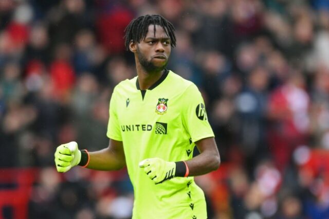 O goleiro do Wrexham, Arthur Okonkwo