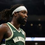 Patrick Beverley, nº 21 do Milwaukee Bucks, caminha na quadra de defesa contra o Indiana Pacers durante o quinto jogo dos playoffs da primeira rodada da Conferência Leste no Fiserv Forum em 30 de abril de 2024 em Milwaukee, Wisconsin.  Os Bucks derrotaram os Pacers por 115-92.