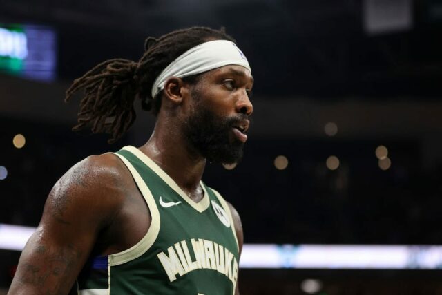 Patrick Beverley, nº 21 do Milwaukee Bucks, caminha na quadra de defesa contra o Indiana Pacers durante o quinto jogo dos playoffs da primeira rodada da Conferência Leste no Fiserv Forum em 30 de abril de 2024 em Milwaukee, Wisconsin.  Os Bucks derrotaram os Pacers por 115-92.