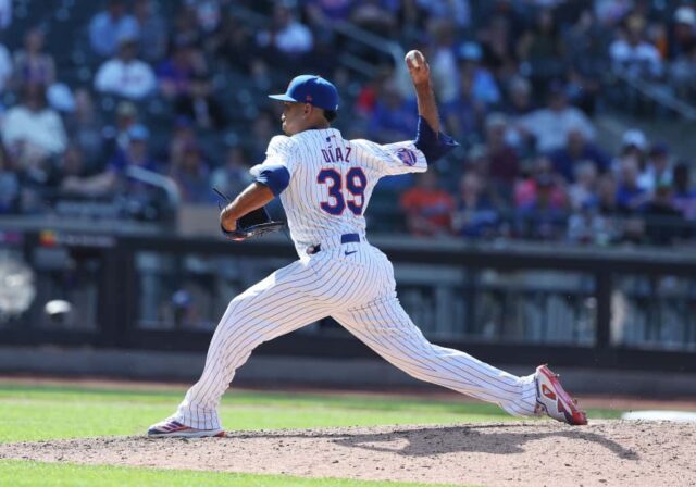 Edwin Díaz #39 do New York Mets arremessa na oitava entrada contra o Chicago Cubs durante seu jogo no Citi Field em 2 de maio de 2024 na cidade de Nova York.