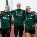 Hannah Blundell, Millie Turner e Ella Toone do Manchester United Women em ação durante um treino no Carrington Training Ground