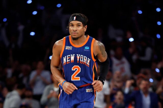 Miles McBride nº 2 do New York Knicks assiste durante o jogo cinco dos playoffs da segunda rodada da Conferência Leste contra o Indiana Pacers no Madison Square Garden em 14 de maio de 2024 na cidade de Nova York.  Os Knicks venceram por 121-91. 