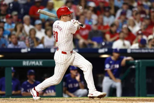 JT Realmuto # 10 do Philadelphia Phillies acerta um single de dois RBI durante a sexta entrada contra o Texas Rangers no Citizens Bank Park em 22 de maio de 2024 na Filadélfia, Pensilvânia.