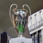 O troféu da Liga dos Campeões é exibido na Regent Street durante o Festival da Liga dos Campeões, antes da partida final.  B