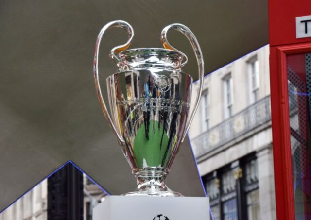     O troféu da Liga dos Campeões é exibido na Regent Street durante o Festival da Liga dos Campeões, antes da partida final.  B