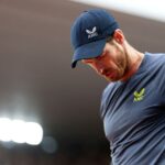 Andy Murray, da Grã-Bretanha, mostra seu desânimo contra Stan Wawrinka no Aberto da França de 2024