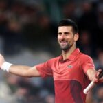 Novak Djokovic, da Sérvia, comemora ponto contra Lorenzo Musetti no Aberto da França de 2024