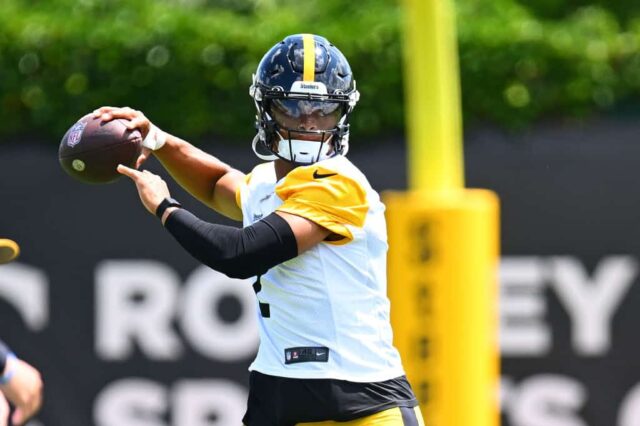 Justin Fields nº 2 do Pittsburgh Steelers lança um passe durante o treino fora de temporada do Pittsburgh Steelers OTA no UPMC Rooney Sports Complex em 6 de junho de 2024 em Pittsburgh, Pensilvânia.