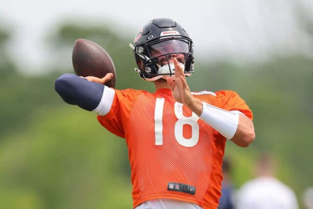 Caleb Williams nº 18 do Chicago Bears lança um passe durante o Chicago Bears Minicamp no Halas Hall em 04 de junho de 2024 em Lake Forest, Illinois.