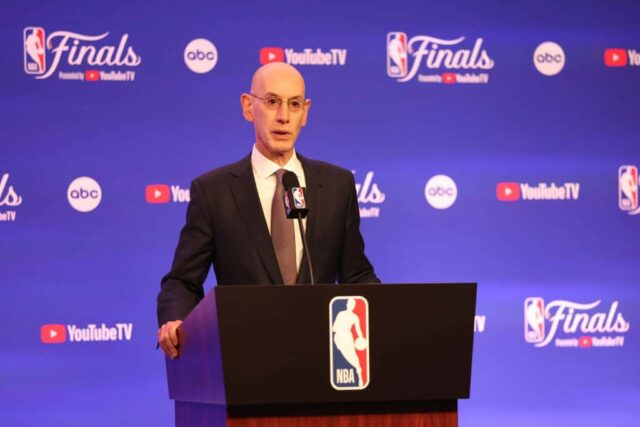 O comissário da NBA, Adam Silver, fala em uma coletiva de imprensa antes do primeiro jogo das finais da NBA de 2024 entre o Dallas Mavericks e o Boston Celtics no TD Garden em 6 de junho de 2024 em Boston, Massachusetts.