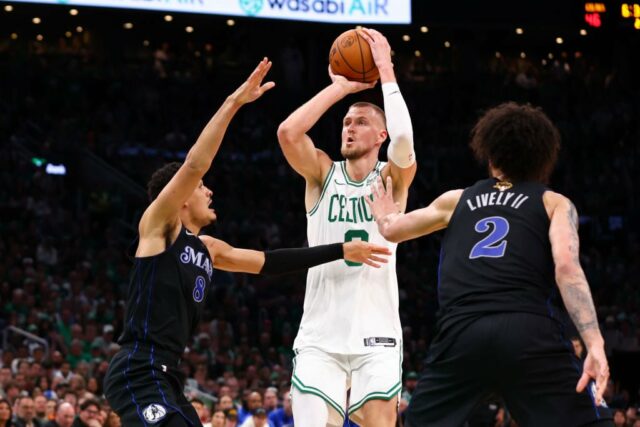 Josh Green nº 8 do Dallas Mavericks defende contra Kristaps Porzingis nº 8 do Boston Celtics durante o segundo quarto no primeiro jogo das finais da NBA de 2024 no TD Garden em 06 de junho de 2024 em Boston, Massachusetts.