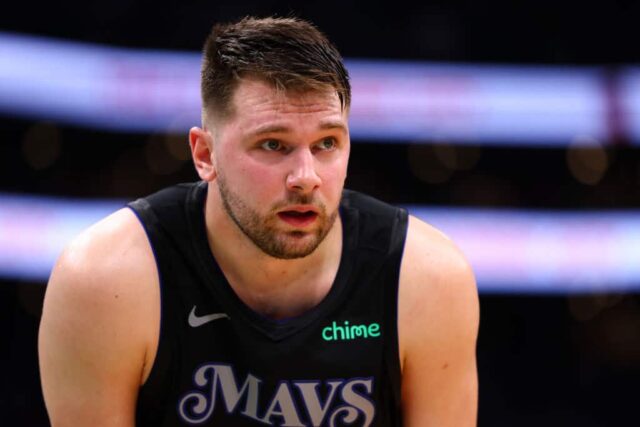 Luka Doncic # 77 do Dallas Mavericks assiste durante o segundo quarto contra o Boston Celtics no primeiro jogo das finais da NBA de 2024 no TD Garden em 06 de junho de 2024 em Boston, Massachusetts.