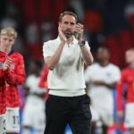 O técnico da Inglaterra, Gareth Southgate, aplaude os torcedores no apito final do amistoso da Euro 2024 entre Inglaterra e Islândia