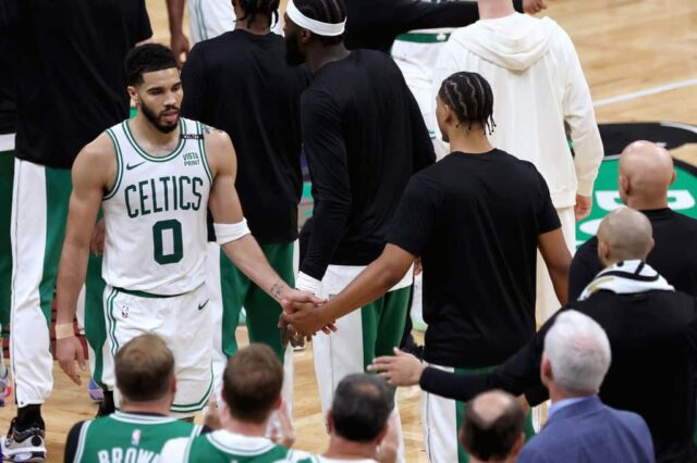 Jayson Tatum nº 0 dos companheiros de equipe do Boston Celtics durante o terceiro quarto contra o Dallas Mavericks no primeiro jogo das finais da NBA de 2024 no TD Garden em 06 de junho de 2024 em Boston, Massachusetts.