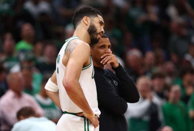 Jayson Tatum #0 conversa com o técnico do Boston Celtics, Joe Mazzulla, durante o quarto período contra o Dallas Mavericks no primeiro jogo das finais da NBA de 2024 no TD Garden em 06 de junho de 2024 em Boston, Massachusetts. 