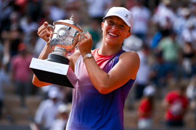 Iga Swiatek levanta a Copa Suzanne Lenglen após vencer a final do Aberto da França contra Jasmine Paolini