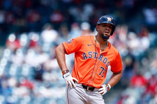 José Abreu # 79 do Houston Astros depois de acertar uma dobradinha de rbi contra o Los Angeles Angels na sexta entrada no Angel Stadium de Anaheim em 09 de junho de 2024 em Anaheim, Califórnia.