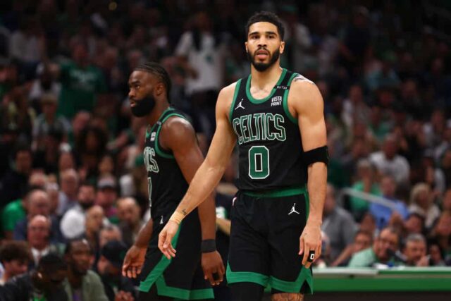 Jayson Tatum nº 0 do Boston Celtics assiste durante o terceiro quarto contra o Dallas Mavericks no segundo jogo das finais da NBA de 2024 no TD Garden em 09 de junho de 2024 em Boston, Massachusetts.