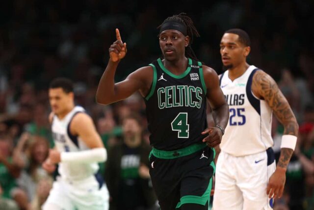 Jrue Holiday #4 do Boston Celtics reage durante o terceiro quarto contra o Dallas Mavericks no segundo jogo das finais da NBA de 2024 no TD Garden em 09 de junho de 2024 em Boston, Massachusetts.