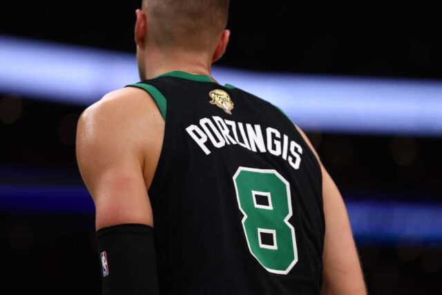 Kristaps Porzingis, nº 8 do Boston Celtics, assiste durante o terceiro quarto contra o Dallas Mavericks no segundo jogo das finais da NBA de 2024 no TD Garden em 09 de junho de 2024 em Boston, Massachusetts. 