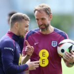 Gareth Southgate, técnico da seleção masculina sênior da Inglaterra, conversa com Kieran Trippier, da Inglaterra, durante um treino em Ernst-Abbe-Sportfeld