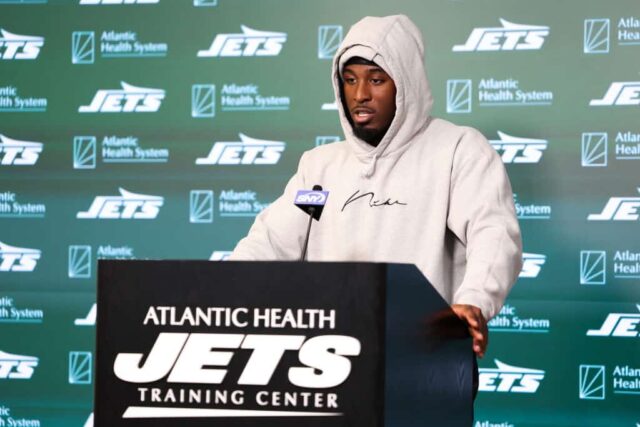 Breece Hall nº 20 do New York Jets fala à mídia durante o New York Jets Mandatory Minicamp no Atlantic Health Jets Training Center em 11 de junho de 2024 em Florham Park, Nova Jersey. 