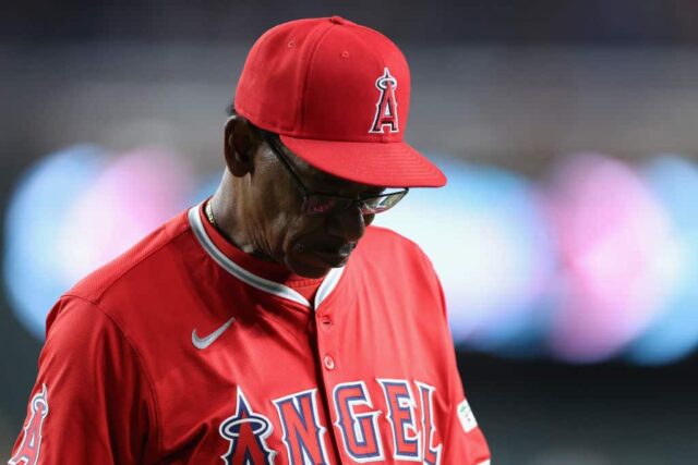 O técnico Ron Washington nº 37 do Los Angeles Angels caminha até o banco de reservas durante a sétima entrada do jogo da MLB contra o Arizona Diamondbacks no Chase Field em 11 de junho de 2024 em Phoenix, Arizona.  Os Diamondbacks derrotaram os Angels por 9-4.  