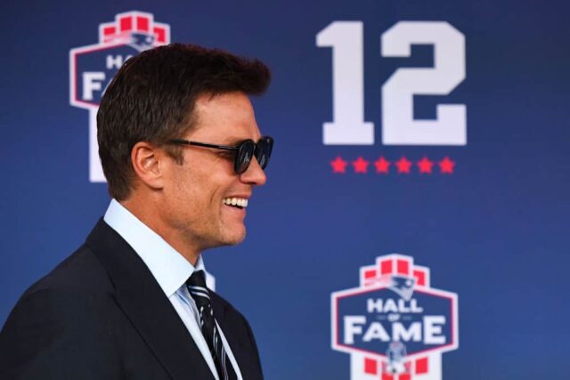 Tom Brady chega antes de sua cerimônia de posse no Hall da Fama de 2024 no Gillette Stadium em 12 de junho de 2024 em Foxborough, Massachusetts. 