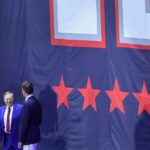 Bill Belichick fala com Tom Brady durante a cerimônia de posse de Tom Brady no Hall da Fama de 2024 no Gillette Stadium em 12 de junho de 2024 em Foxborough, Massachusetts.