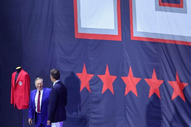 Bill Belichick fala com Tom Brady durante a cerimônia de posse de Tom Brady no Hall da Fama de 2024 no Gillette Stadium em 12 de junho de 2024 em Foxborough, Massachusetts. 