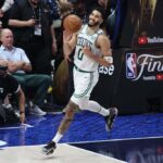Jayson Tatum nº 0 do Boston Celtics comemora depois de vencer o Dallas Mavericks por 106-99 no terceiro jogo das finais da NBA de 2024 no American Airlines Center em 12 de junho de 2024 em Dallas, Texas.