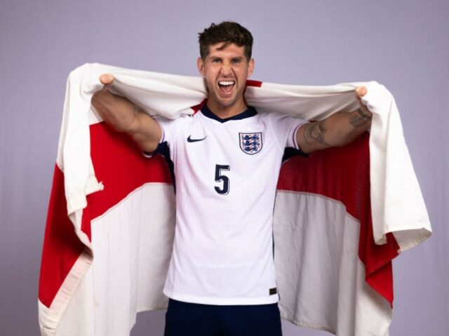 John Stones com a bandeira da Inglaterra.