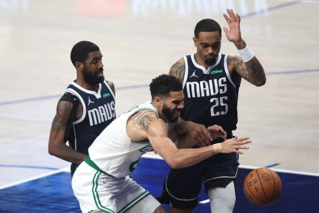 Jayson Tatum nº 0 do Boston Celtics luta pela bola contra PJ Washington nº 25 do Dallas Mavericks durante o primeiro tempo do jogo quatro das finais da NBA de 2024 no American Airlines Center em 14 de junho de 2024 em Dallas, Texas. 