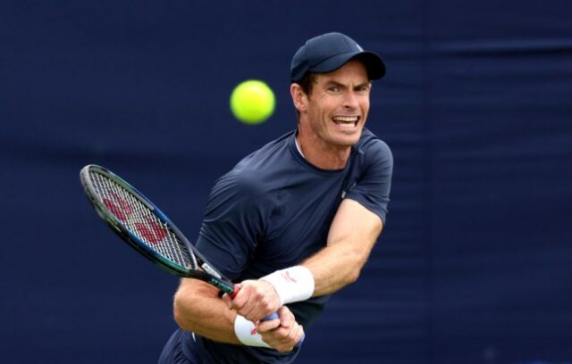 Andy Murray, da Grã-Bretanha, joga um backhand na quadra de treino antes do campeonato fácil no The Queen's Club em 15 de junho de 2024