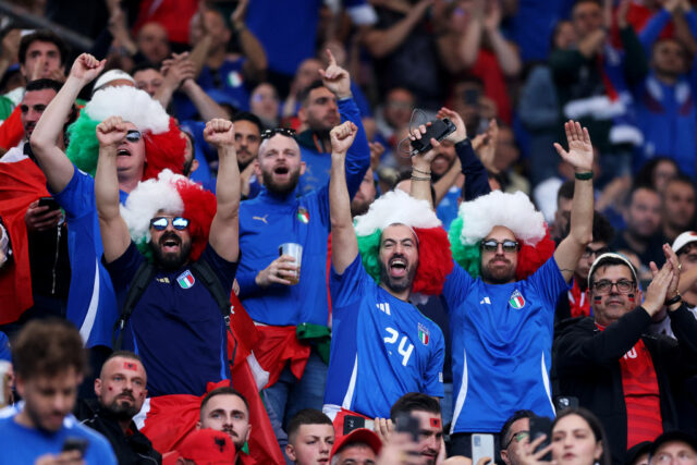 Adeptos italianos reagem ao posar para uma fotografia no interior do estádio antes do jogo da fase de grupos do UEFA EURO 2024 entre Itália e Albânia, no Estádio de Futebol de Dortmund