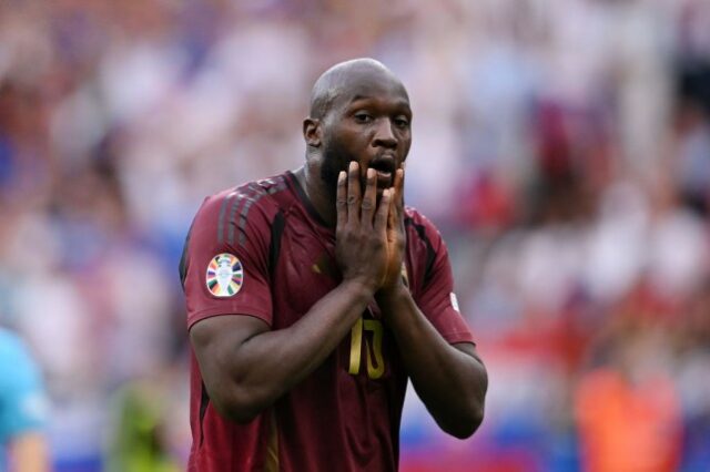 Romelu Lukaku parecendo desapontado com as mãos no rosto durante uma partida da Euro 2024 da Bélgica