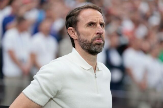     Gareth Southgate, seleccionador de Inglaterra, na linha lateral antes do jogo da fase de grupos do UEFA EURO 2024 entre Dinamarca e Inglaterra