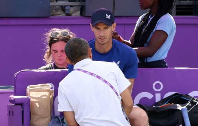 Andy Murray, da Grã-Bretanha, faz uma pausa médica contra Jordan Thompson no Queen's Club