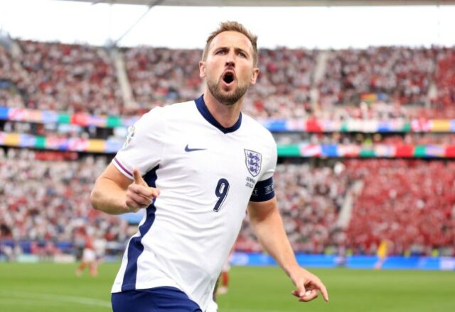 Harry Kane, da Inglaterra, comemora após marcar um gol contra a Dinamarca na Euro 2024